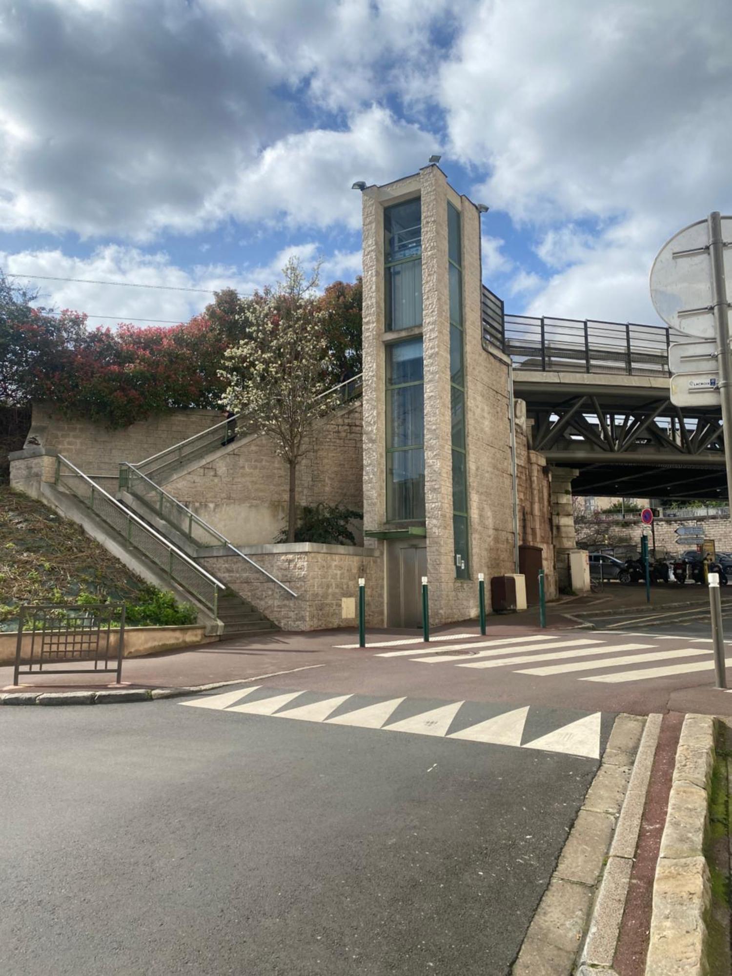 Emplacement Exceptionnel Et Rare Paris Suresnes Longchamp Exteriér fotografie